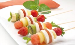 Brochetas de Frutas y Queso