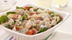 Ensalada de corbatas con arvejas y queso