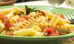 Penne rigate con pollo parmesano