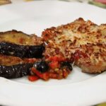 Chuleta de Cerdo con capa de Parmesano y Aceitunas