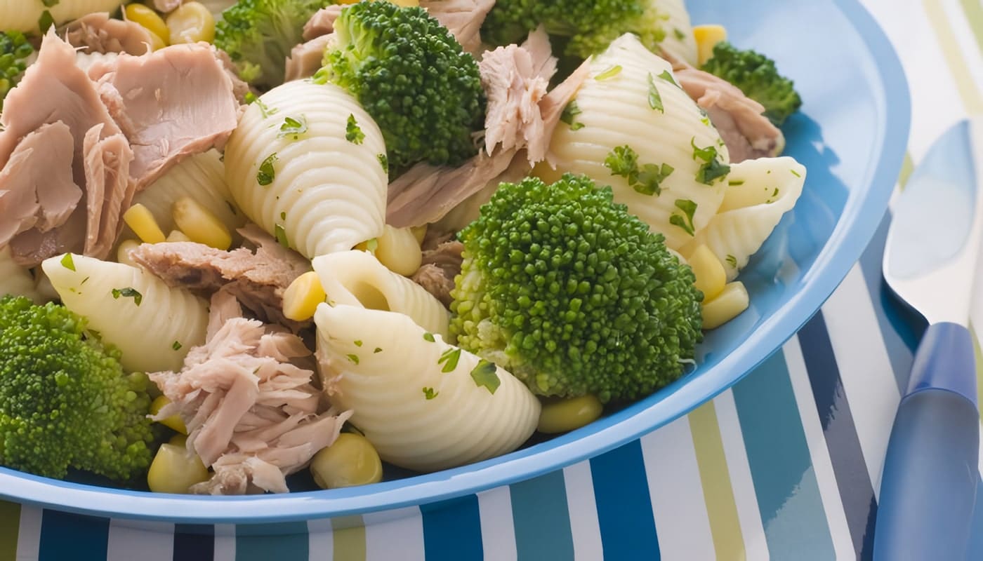 Pasta con atún, brócoli y maíz