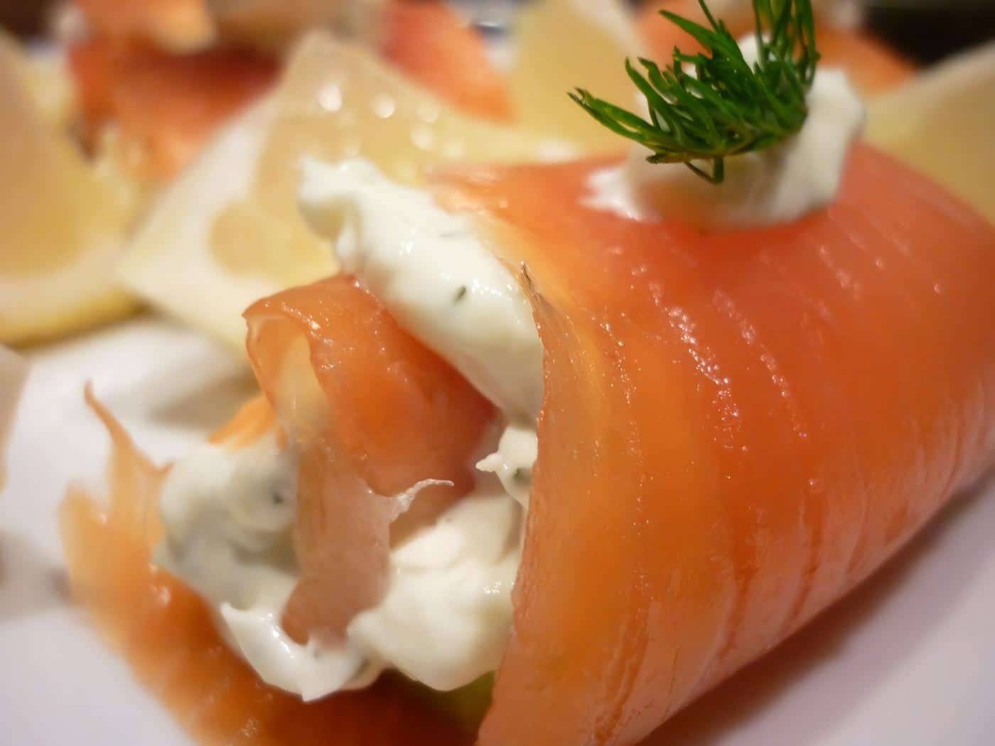 Rollos de pescado y salmón ahumando receta