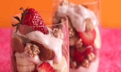 Parfait con yogurt y fresas