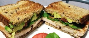 Sandwich de aguacate y pavo