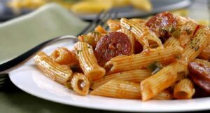 Macarrones con queso y chorizo