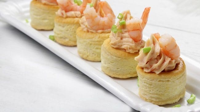 Volovanes de mariscos con crema de aguacate