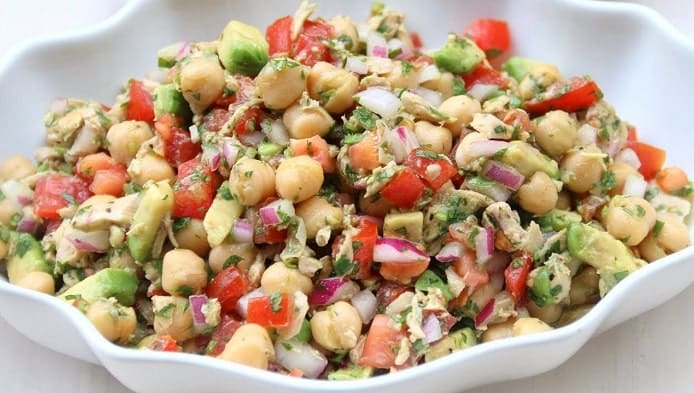 Garbanzos con atún y aguacate