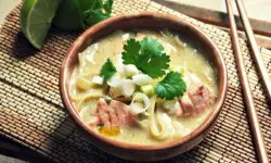 Sopa Oriental de Pescado con Cilantro