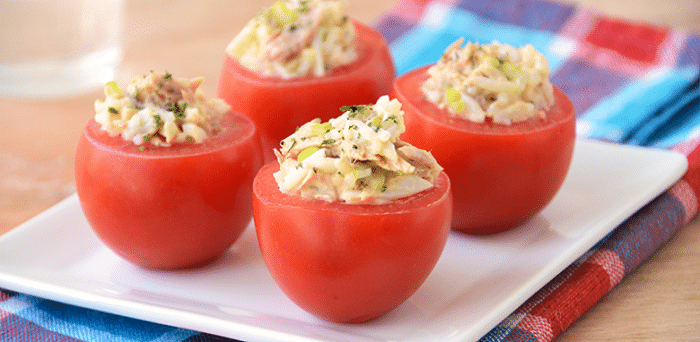 Tomates rellenos de atún - aperitivos de navidad