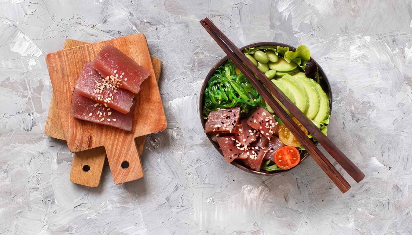 Ensalada poke de atún y algas con aguacate