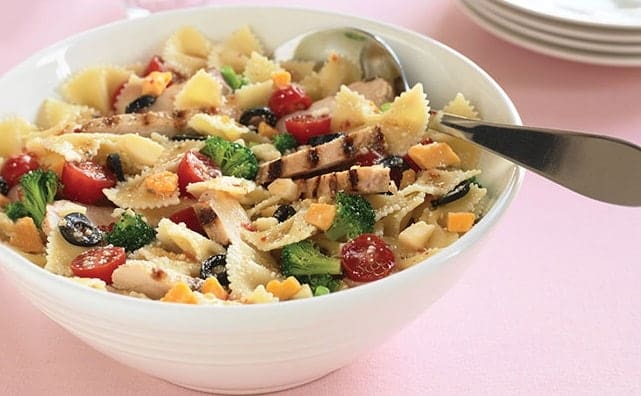 Ensalada de Pollo y Corbatas de Pasta