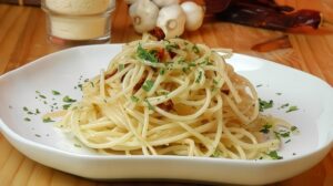 Espaguetis con tomates, albahaca y ajo