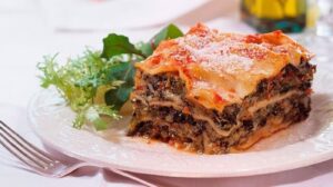 Lasagna de berenjenas, espinacas y champiñones