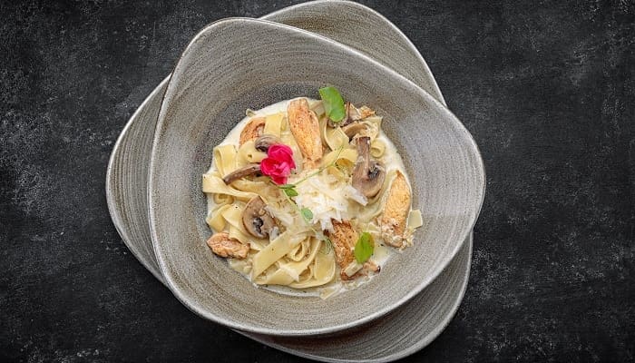 Fideos a la crema con pollo y champiñones