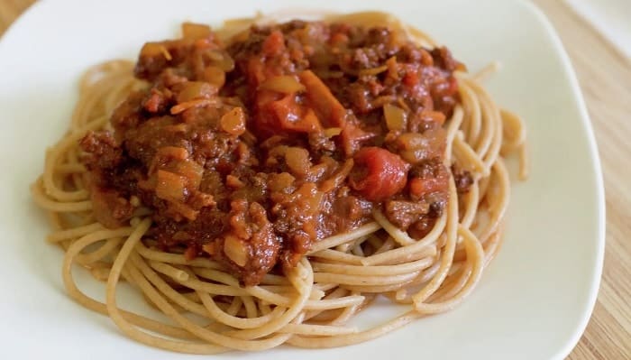 Fideos con carne picada y salsa de tomate