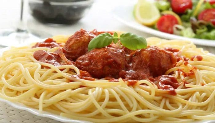 Fideos con salsa de tomate y albóndigas