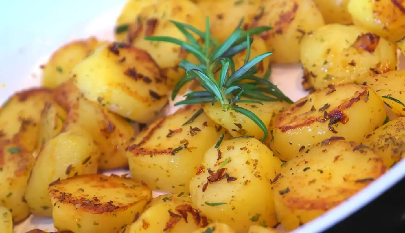 Papas al horno con hierbas y queso