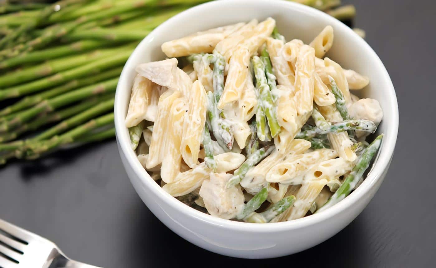 Fettuccine con espárragos y salmón ahumado