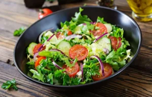 Ensalada de lechuga y tomate con cebolla morada