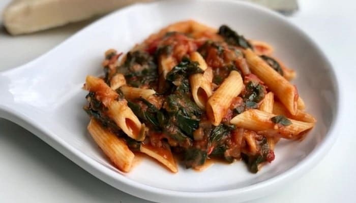 Pasta con salsa de tomate y espinacas