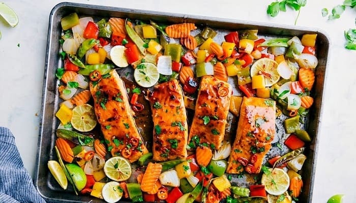 Salmón al horno con verduras asadas