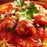 Spaghetti con salsa de tomate y albóndigas