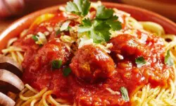 Spaghetti con salsa de tomate y albóndigas