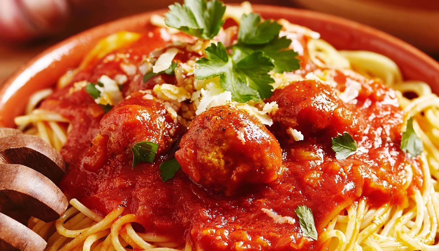 Spaghetti con salsa de tomate y albóndigas