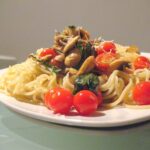 Fettuccini con tomates y champiñones