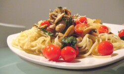 Fettuccini con tomates y champiñones