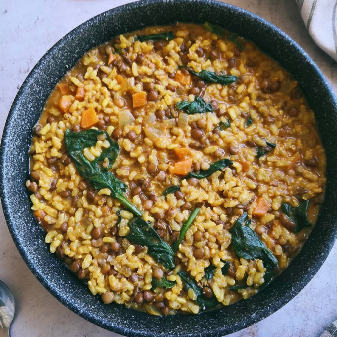 Curry vegano de lentejas y espinacas