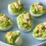 Huevos rellenos de aguacate y atún