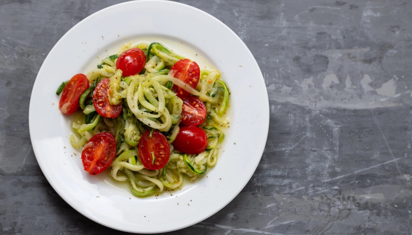 Bol de Pasta Cremosa de Aguacate con Vegetales Frescos