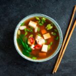 Sopa de miso con tofu y algas