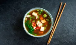 Sopa de miso con tofu y algas