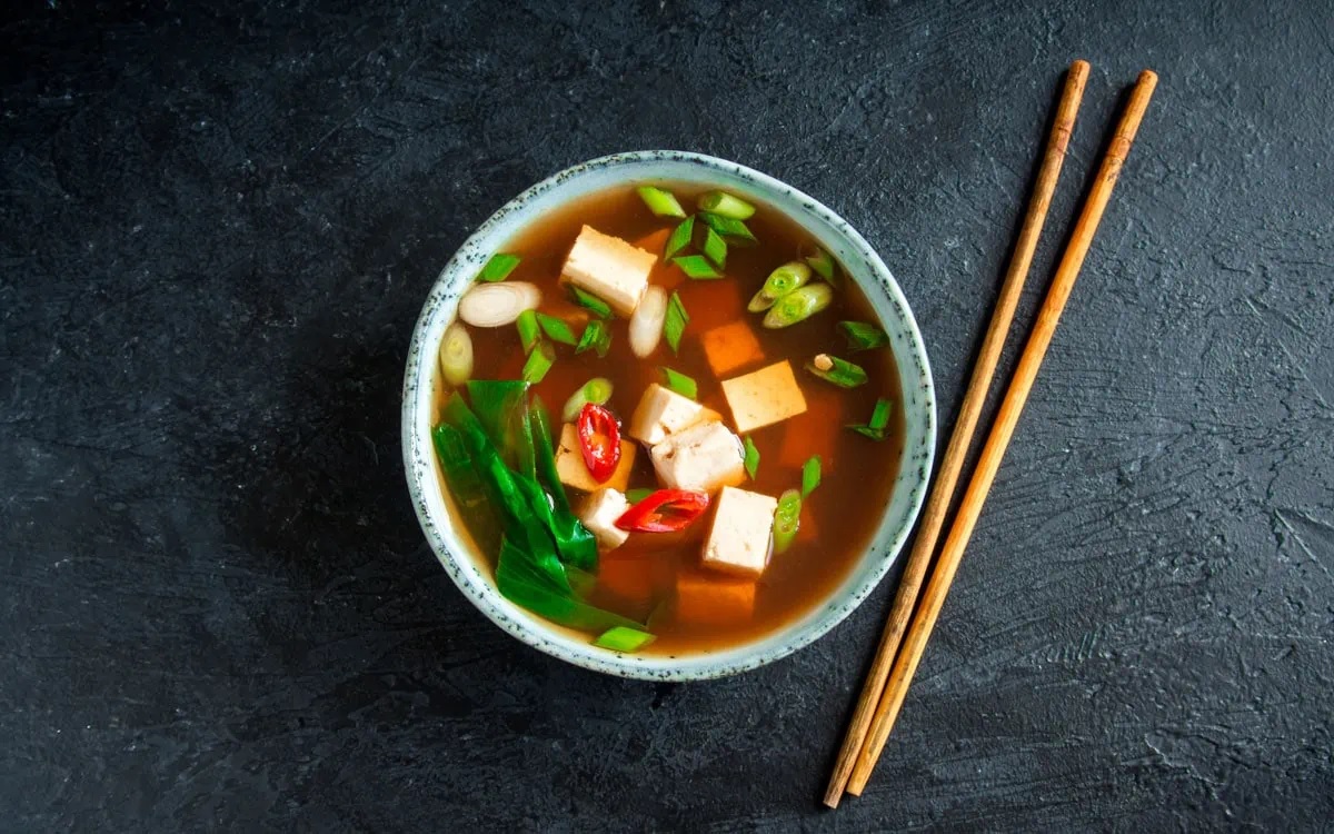 Sopa de miso con tofu y algas