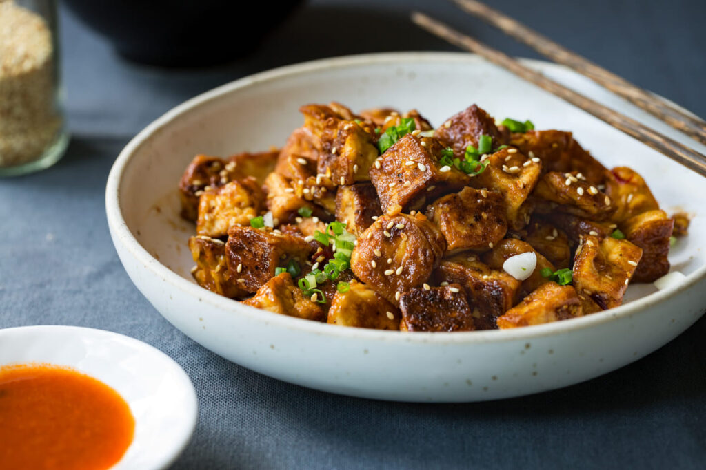 Tofu marinado al horno con salsa de soja y jengibre