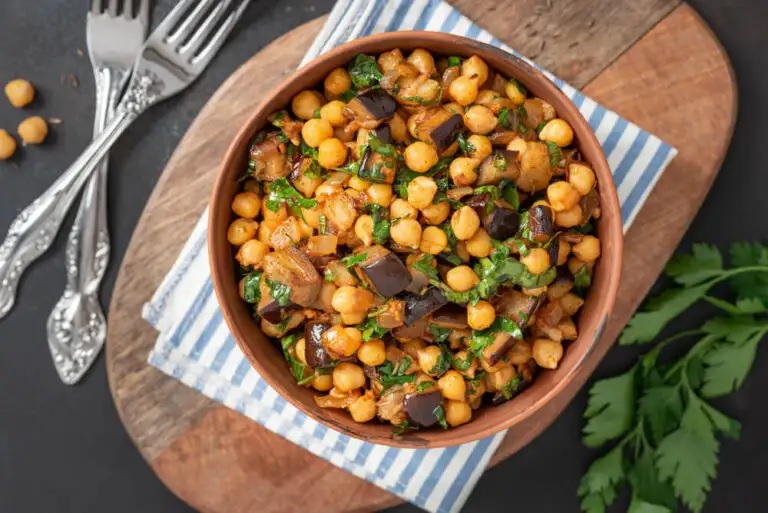 Ensalada de berenjenas asadas con garbanzos y aderezo de tahini