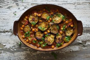 Ensalada de berenjenas asadas con garbanzos y tahini