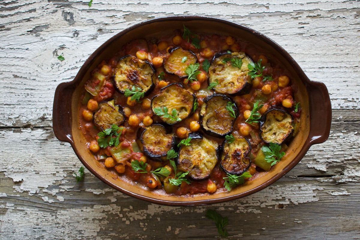 Ensalada de berenjenas asadas con garbanzos y aderezo de tahini