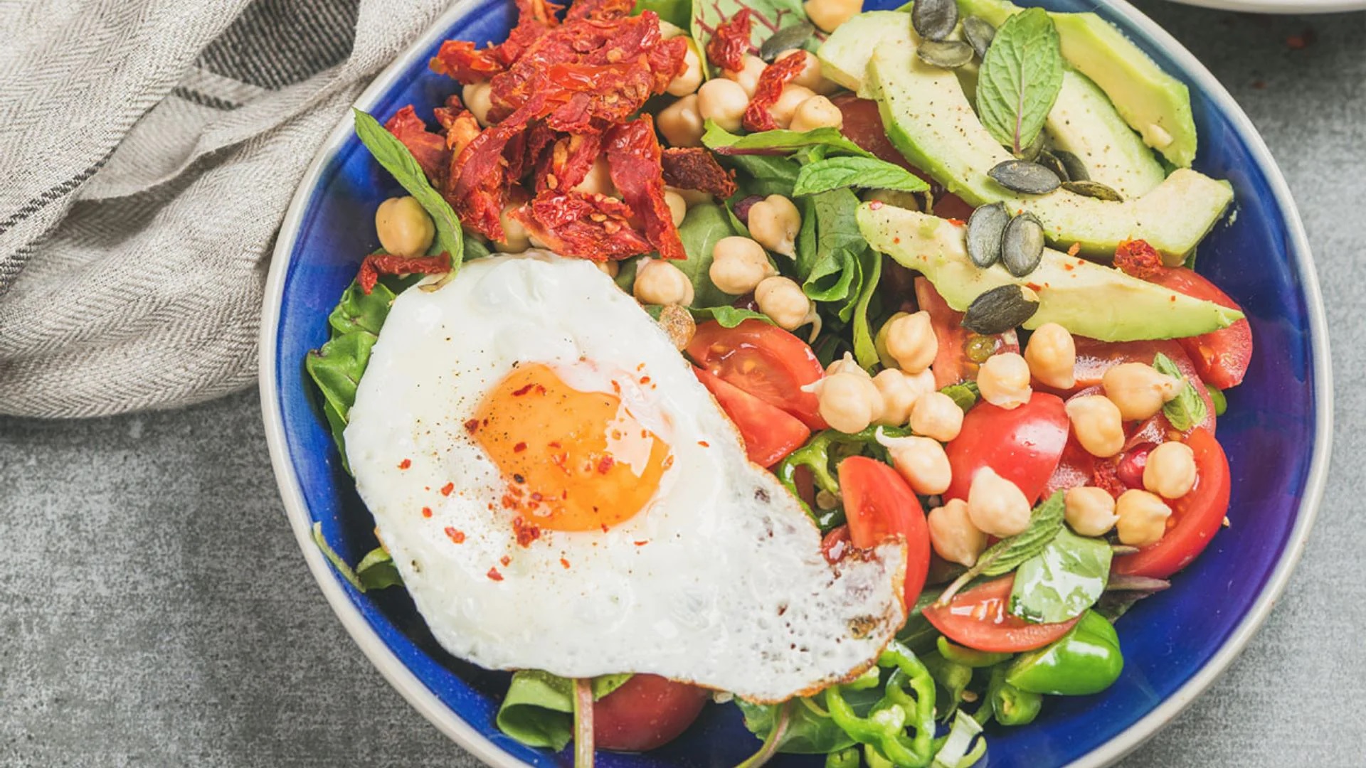 Ensalada de garbanzos con aguacate y tomate