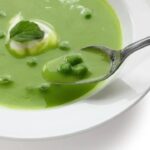 Sopa cremosa de arvejas y menta