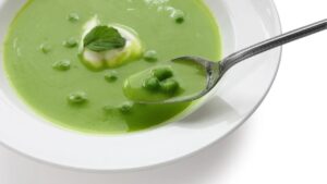 Sopa cremosa de arvejas y menta