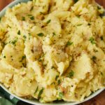 Puré de papas vegano con ajo y cebollín