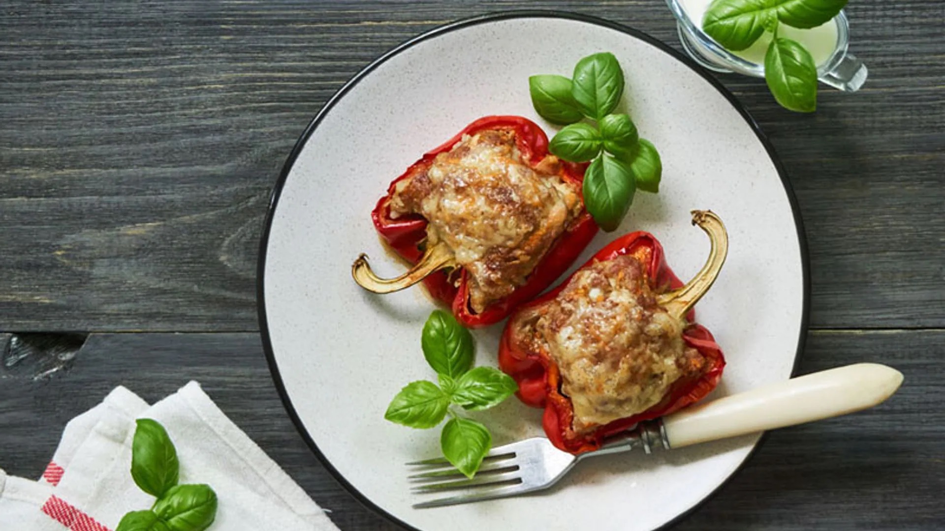 Pimientos rellenos de carne y queso