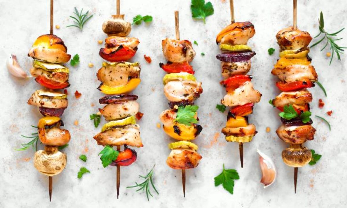 Brochetas de pollo con verduras