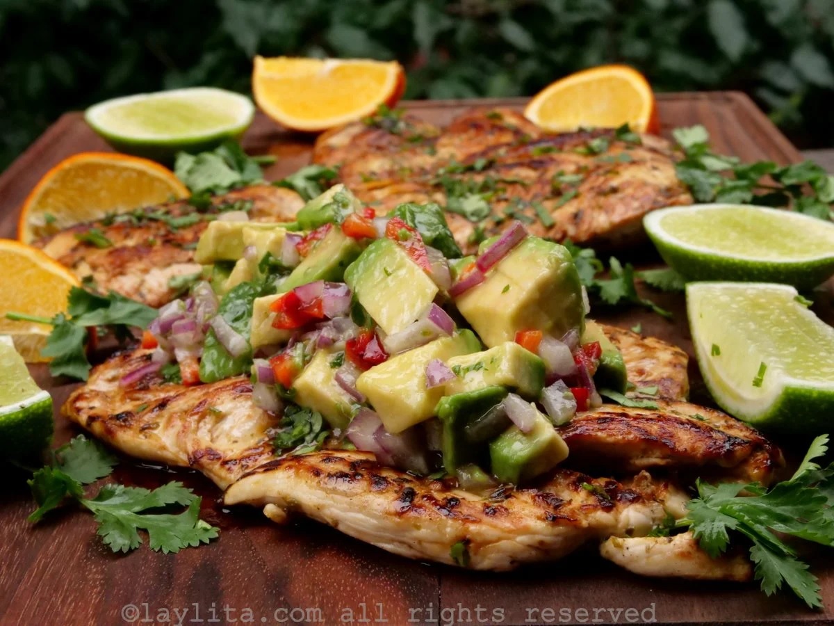 Pollo a la parrilla con salsa de aguacate