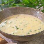 Sopa cremosa de brócoli y queso cheddar