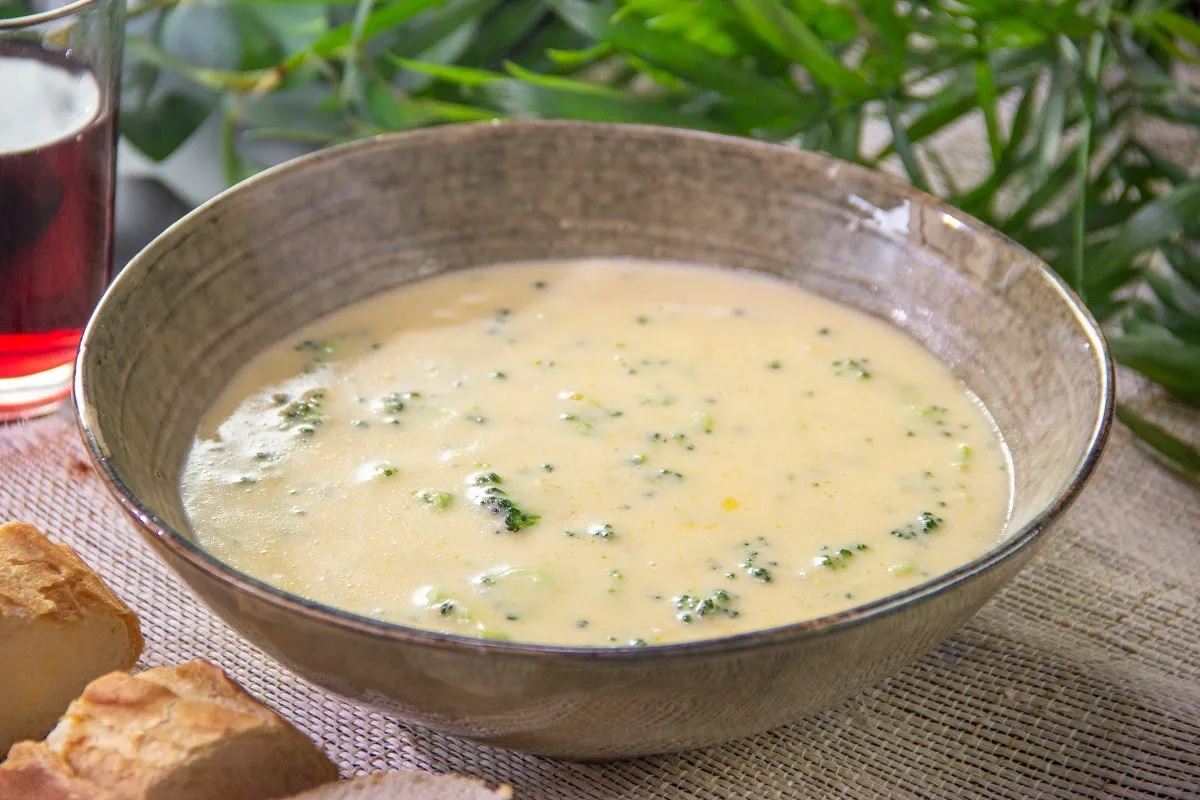 Sopa cremosa de brócoli y queso cheddar