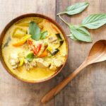 Sopa de pollo con coco y curry
